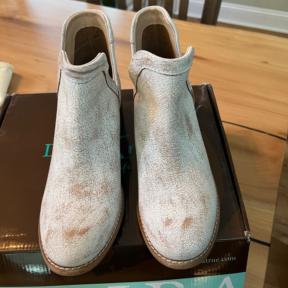 Diba True Walnut Grove ankle boots size 7.
Distressed white or antique white